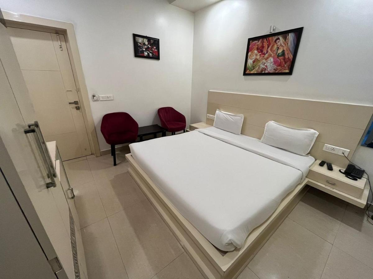Hotel Sahib'S Red Carpet - Family & Corporate Hotel Chain 아그라 외부 사진