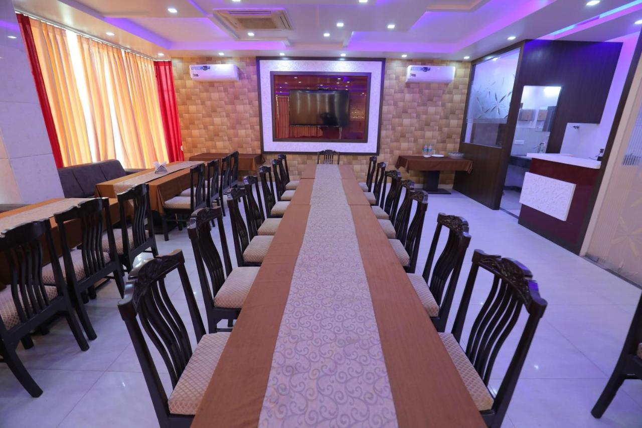Hotel Sahib'S Red Carpet - Family & Corporate Hotel Chain 아그라 외부 사진