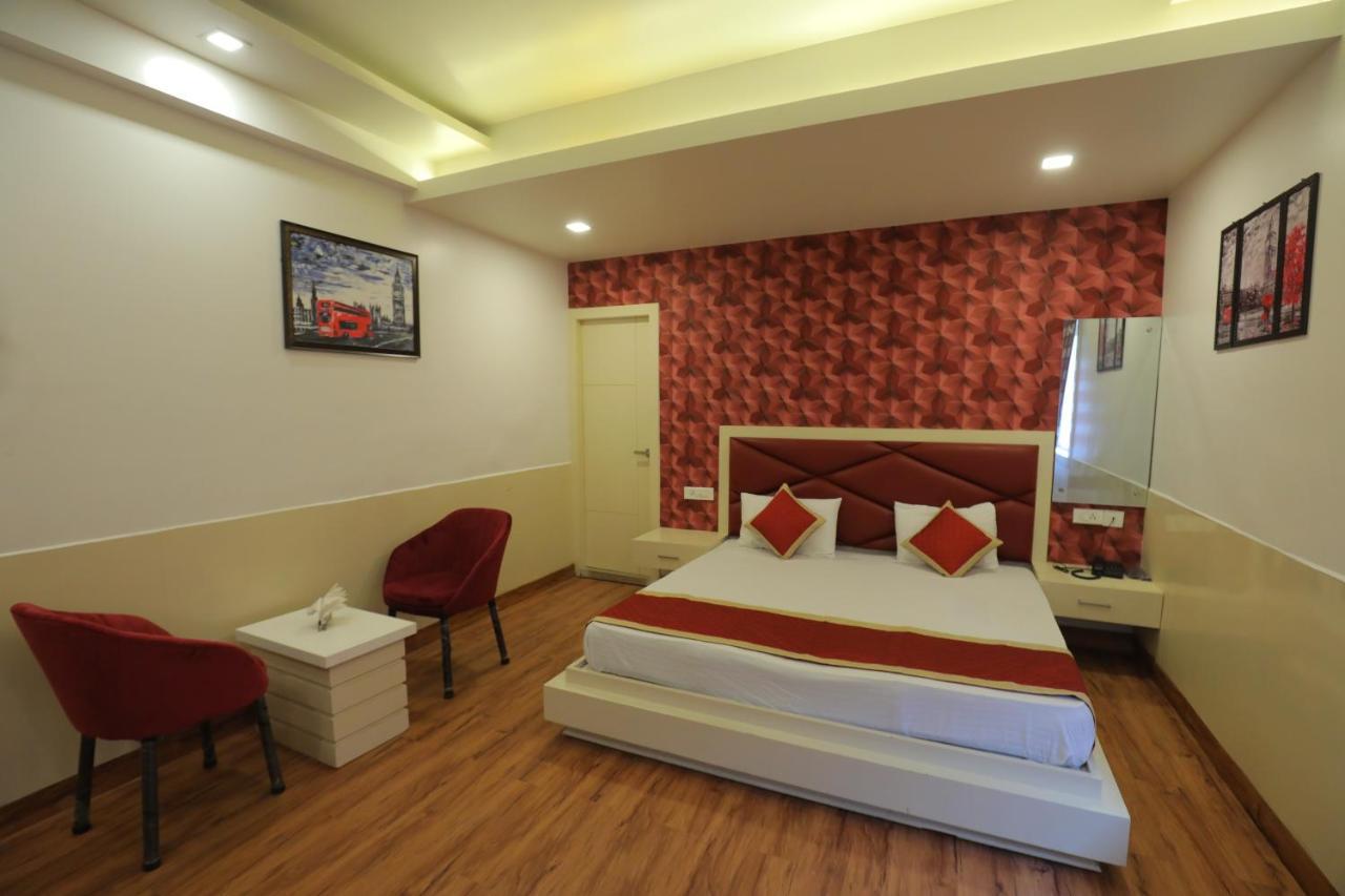 Hotel Sahib'S Red Carpet - Family & Corporate Hotel Chain 아그라 외부 사진