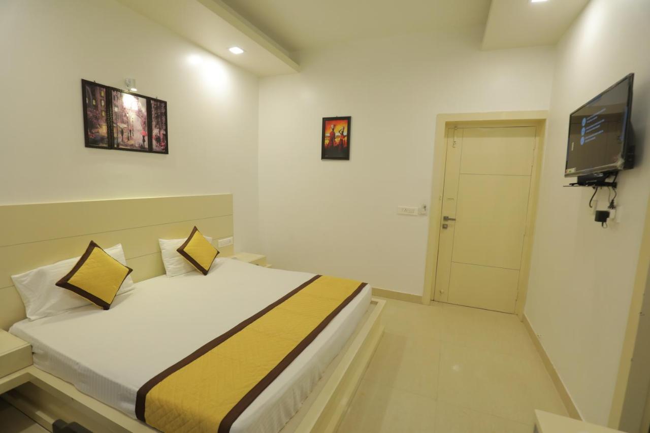 Hotel Sahib'S Red Carpet - Family & Corporate Hotel Chain 아그라 외부 사진