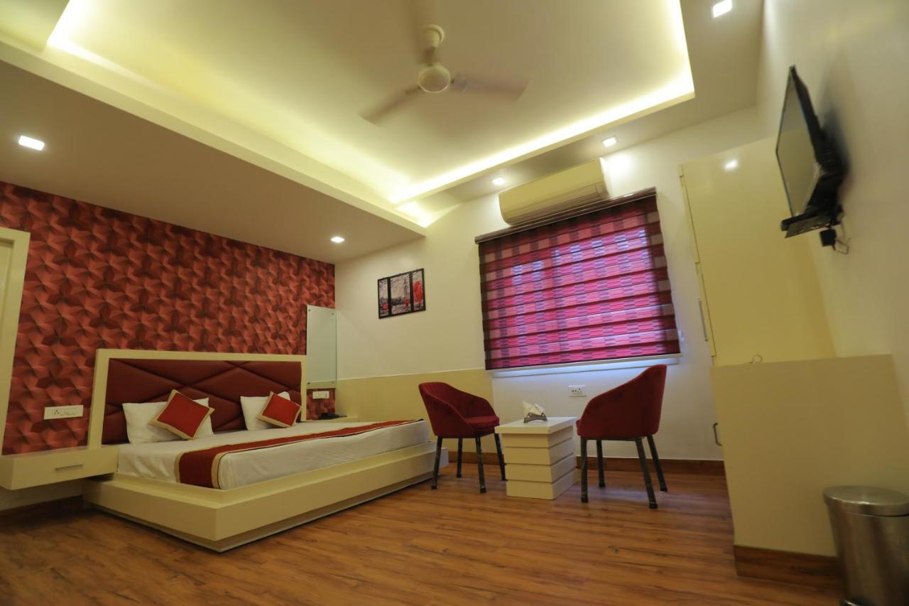 Hotel Sahib'S Red Carpet - Family & Corporate Hotel Chain 아그라 외부 사진
