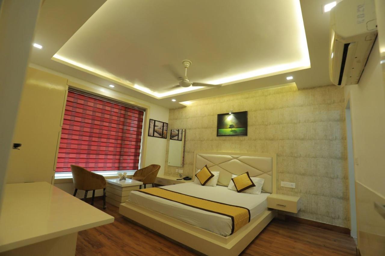 Hotel Sahib'S Red Carpet - Family & Corporate Hotel Chain 아그라 외부 사진