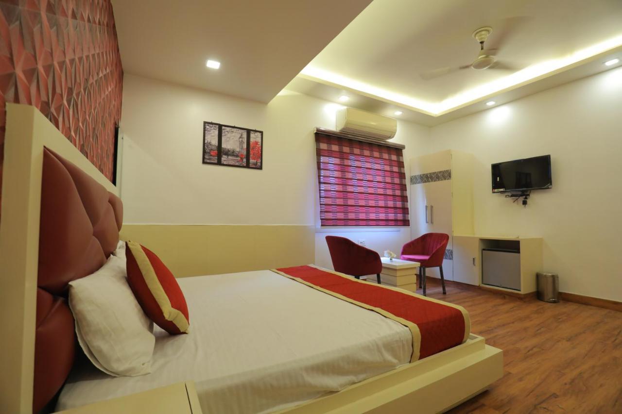 Hotel Sahib'S Red Carpet - Family & Corporate Hotel Chain 아그라 외부 사진